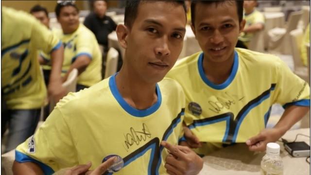 Perjuangan para fans Valentino Rossi tak sia-sia karena mereka beruntung mendapatkan tandatangan langsung dari sang idola.