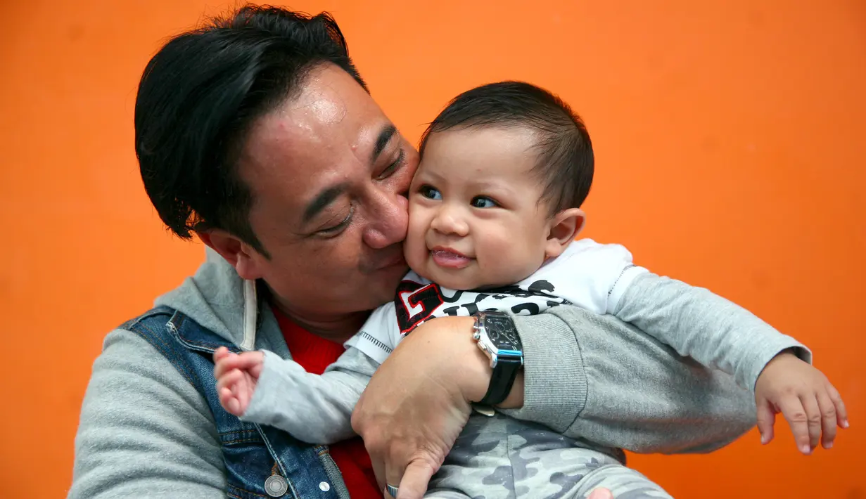 Kebahagiaan pastinya sangat dirasakan oleh Ivan Fadilla yang dipercaya untuk mengurus seorang bayi kembali. Bersama sang istri, Sarni, Ivan pastinya sangat menikmati mengamati pertumbuhan Elvano Areliyan. (Nurwahyunan/Bintang.com)