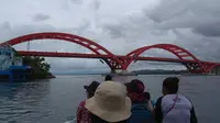 Jembatan Holtekamp, di Kota Jayapura yang juga disebut jembatan Youtefa atau jembatan merah Jokowi. (Liputan6.com/Katharina Janur)