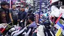 Pengunjung memilih sepatu yang dijual di pusat perbelanjaan, Jakarta, Selasa (3/7). Asosiasi Persepatuan Indonesia (Asprisindo) meyakini pertumbuhan industri alas kaki pada tahun ini sebesar 3,5%. (Liputan6.com/Angga Yuniar)