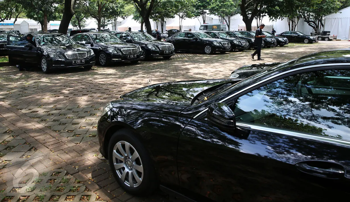Seorang pria berjalan di deretan mobil mewah di Parkir Timur (Parkit) Senayan, Jakarta, Rabu (3/1). Mobil mewah ini disediakan untuk menyambut rombongan Raja Arab Saudi Salman bin Abdulaziz al-Saud yang berjumlah 1.500 orang. (Liputan6.com/Johan Tallo)