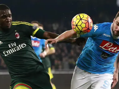Pemain Napoli, Gonzalo Higuain (kanan) berebut bola dengan pemain AC Milan, Cristian Zapata dpada pertandingan Serie A pekan ke-26 di San Paolo, Naples, Selasa (23/2/2016) dini hari WIB. (AFP / Carlo Hermann)