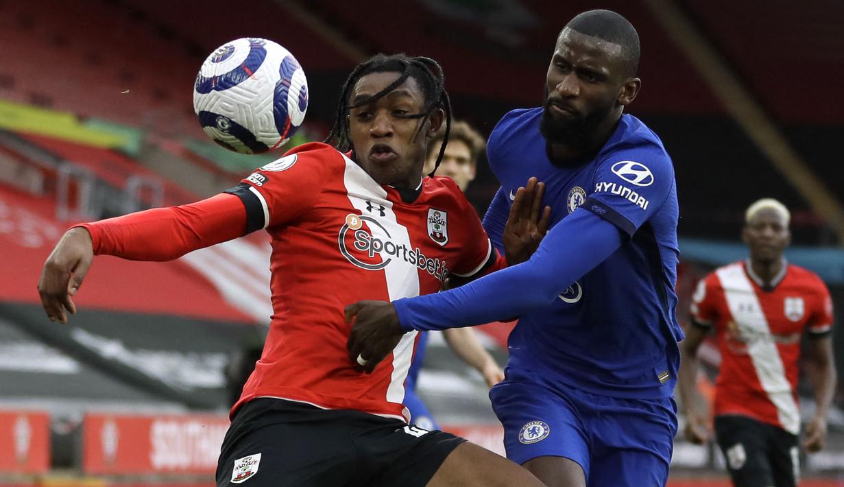 Michael Obafemi (kiri) memutuskan hengkang dari Suthampton ke Swansea City pada awal musim ini. Baru bermain sebanyak sembilan kali, pemain asal Republik Irlandia tersebut dicoret dari daftar skuat usai berperilaku buruk dan tidak disiplin. (AFP/Pool/Kirsty Wigglesworth)
