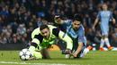 Pemain Manchester City, Nolito, berebut bola dengan kiper Celtic, Craig Gordon, pada laga terakhir Grup C Liga Champions di Stadion Etihad, Selasa (6/12/2016). (Action Images via Reuters/Jason Cairnduff)