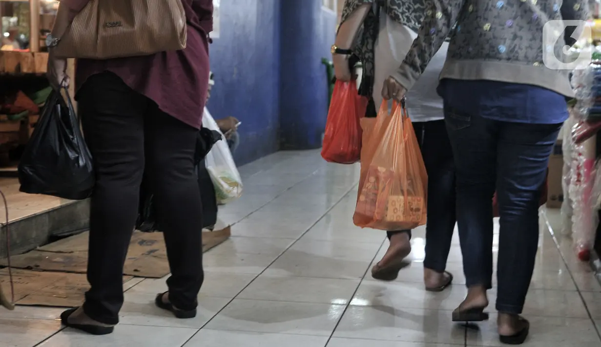 Warga membawa barang belanjaan dengan kantong plastik di Pasar Tebet Barat, Jakarta, Kamis (6/2/2020). Pemprov DKI telah menetapkan Pasar Tebet Barat dan Pasar Tebet Timur sebagai pasar percontohan gerakan pengurangan kantong kresek atau kantong plastik sekali pakai. (merdeka.com/Iqbal S Nugroho)