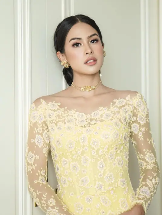 Maudy Ayunda terlihat anggun dengan gaya rambut braided updo sederhana yang dihiasi aksesori di belakang telinganya. [Instagram/evalovira]