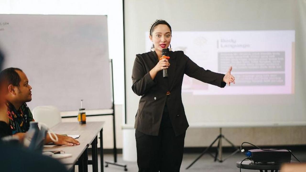 Bella Fawzi Pidato di Kedutaan Uzbekistan Gantikan Mendiang Marissa Haque