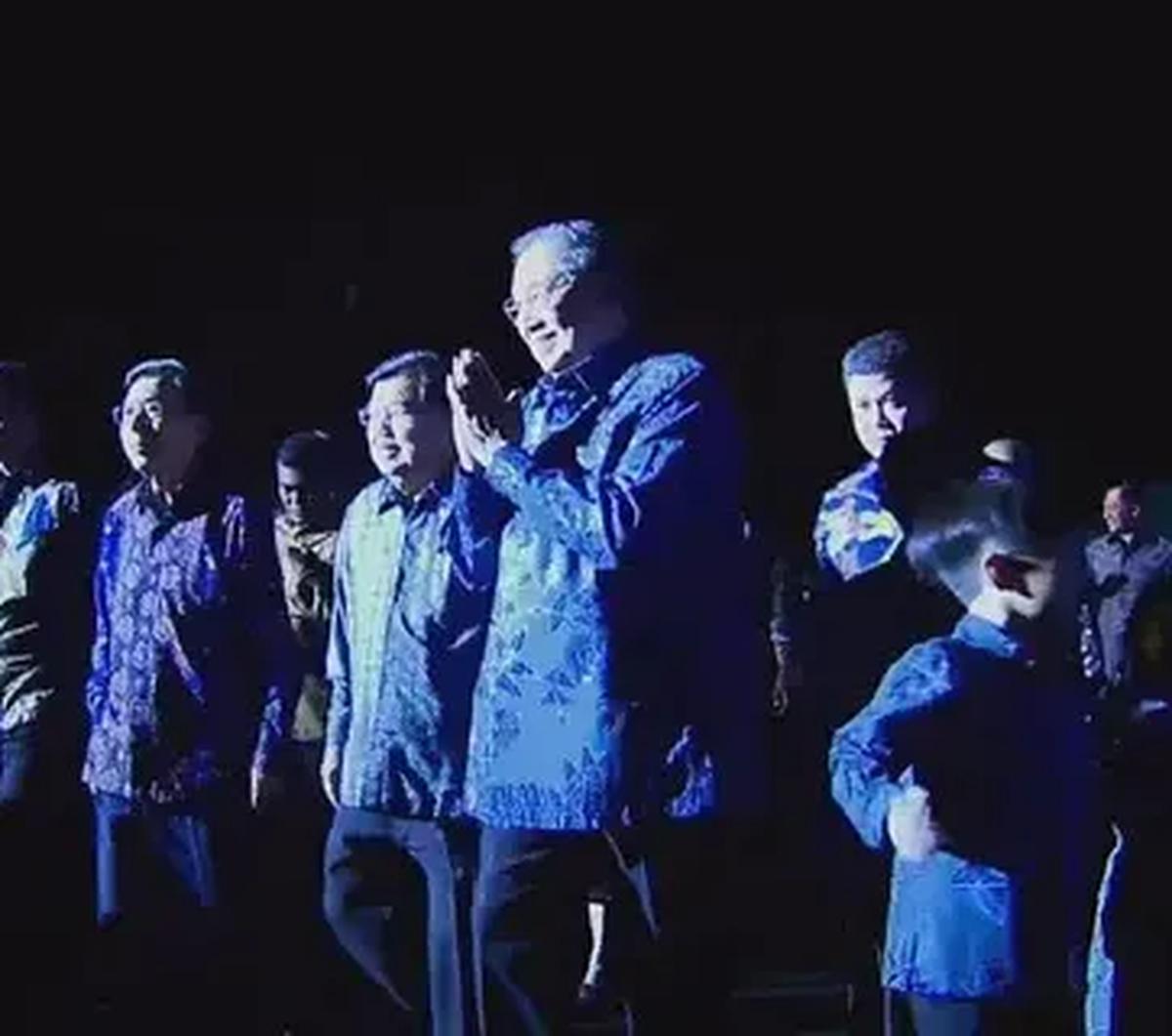 "Artinya kita sebagai politisi waktu itu ingin mendapatkan kekuasaan secara sah, halal. Dan setelah kekuasaan itu kita dapatkan dengan izin Allah berupa mandat dan kepercayaan dari rakyat, kita juga ingin menggunakan kekuasaan itu secara baik," imbuh SBY.