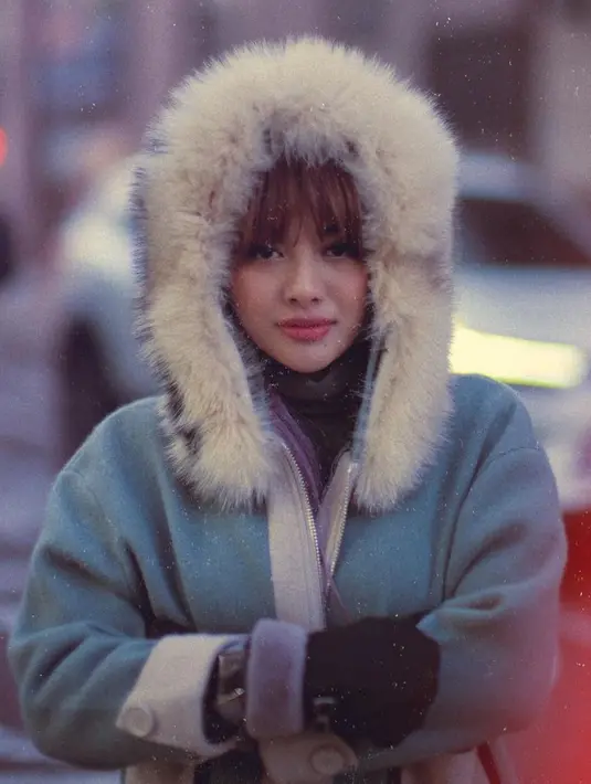 Berlibur ke Korea Selatan saat musim dingin, penampilan Aurel Hermansyah tetap stylish dengan busana tebal yang hangat. Ia tampak mengenakan jaket dengan bulu di bagian topinya, terlihat begitu menawan.(Liputan6.com/IG/@aurelie.hermansyah)