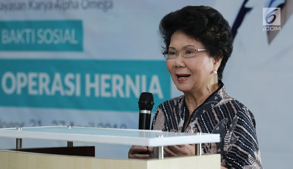Ketua Yayasan Karya Alpha Omega Non Rawung memberi sambutan dalam bakti sosial operasi hernia di RS EMC Sentul City, Jawa Barat, Sabtu (21/4). Operasi hernia dilakukan kepada 60 pasien kurang mampu. (Liputan6.com/Herman Zakharia)