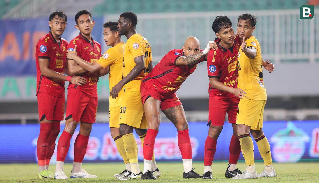 Para pemain Persija Jakarta dijaga ketat oleh pemain Semen Padang Persija Jakarta vs Semen Padang pada laga pekan ke-30 Liga 1 2024/2025 di Stadion Pakansari, Kabupaten Bogor, Minggu (27/4/2025). (Bola.com/Abdul Aziz)