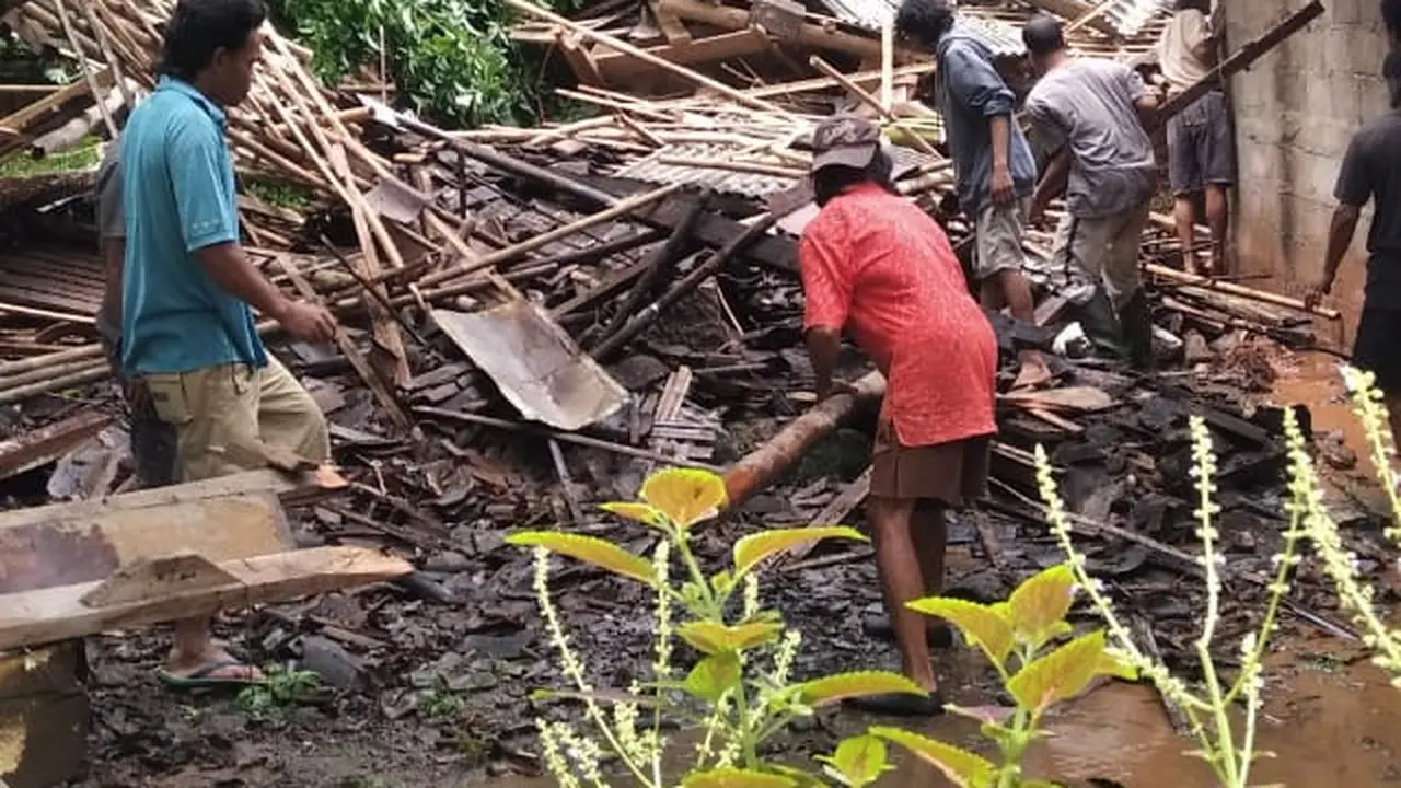 Salah satu rumah warga yang tertimpa longsor di Gunungkidul