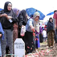 "Dia bilang mau ke Malaysia tapi kepala saya sakit. Saya bilang ya berangkat saja, saya mendoakan di rumah. Tanggal 28 September dia pulang, dan kakaknya lagi menikah. Usai ijab kabul, tiba-tiba dia ambruk," ujar Sumpeno, ayah Narendra. (Deki Prayoga)