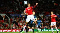 Bek  Manchester United Chris Smalling beradu bola dengan pemain Club Brugge dalam pertandingan kualifikasi UEFA Champions League leg pertama di Old Trafford, Manchester , Inggris, Selasa (18/8/2015).  MU menang dengan dkor 3 – 1. (Reuters/Darren Staples)