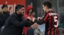 Pemain AC Milan, Giacomo Bonaventura mendapat ucapan selamat dari pelatih Gennaro Gattuso setelah mencetak gol ke gawang Bologna dalam lanjutan pekan ke-16 Liga Italia di Stadion San Siro, Senin (11/12). AC Milan menang 2-1. (AP Photo/Luca Bruno)