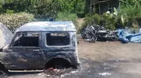 Mobil milik warga nampak hangus terbakar dalam kerusuhan di Desa Margomulyo, Kecamatan Silo, Jember (Istimewa)