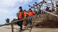 Kepala BNPB Doni Monardo melakukan peninjauan lokasi banjir bandang di wilayah Kabupaten Alor, Nusa Tenggara Timur (NTT) pada Rabu, 7 April 2021. (Badan Nasional Penanggulangan Bencana/BNPB)