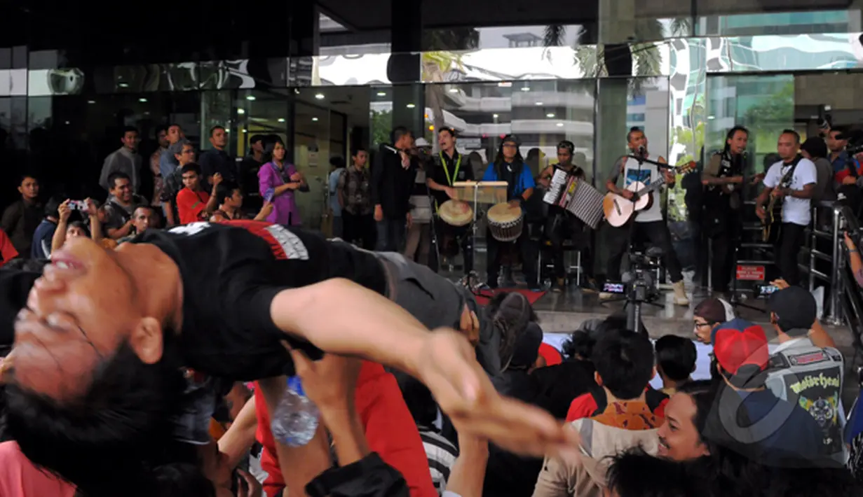 Salah satu aksi penonton konser musik punk di depan kantor KPK, Jakarta, Jum'at (20/2/2015). Konser yang mereka lakukan sebagai bentuk dukungan kepada KPK (Liputan6.com/Andrian M Tunay)