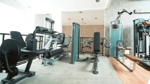 Deddy Corbuzier dan studio mewahnya (YouTube/AH)