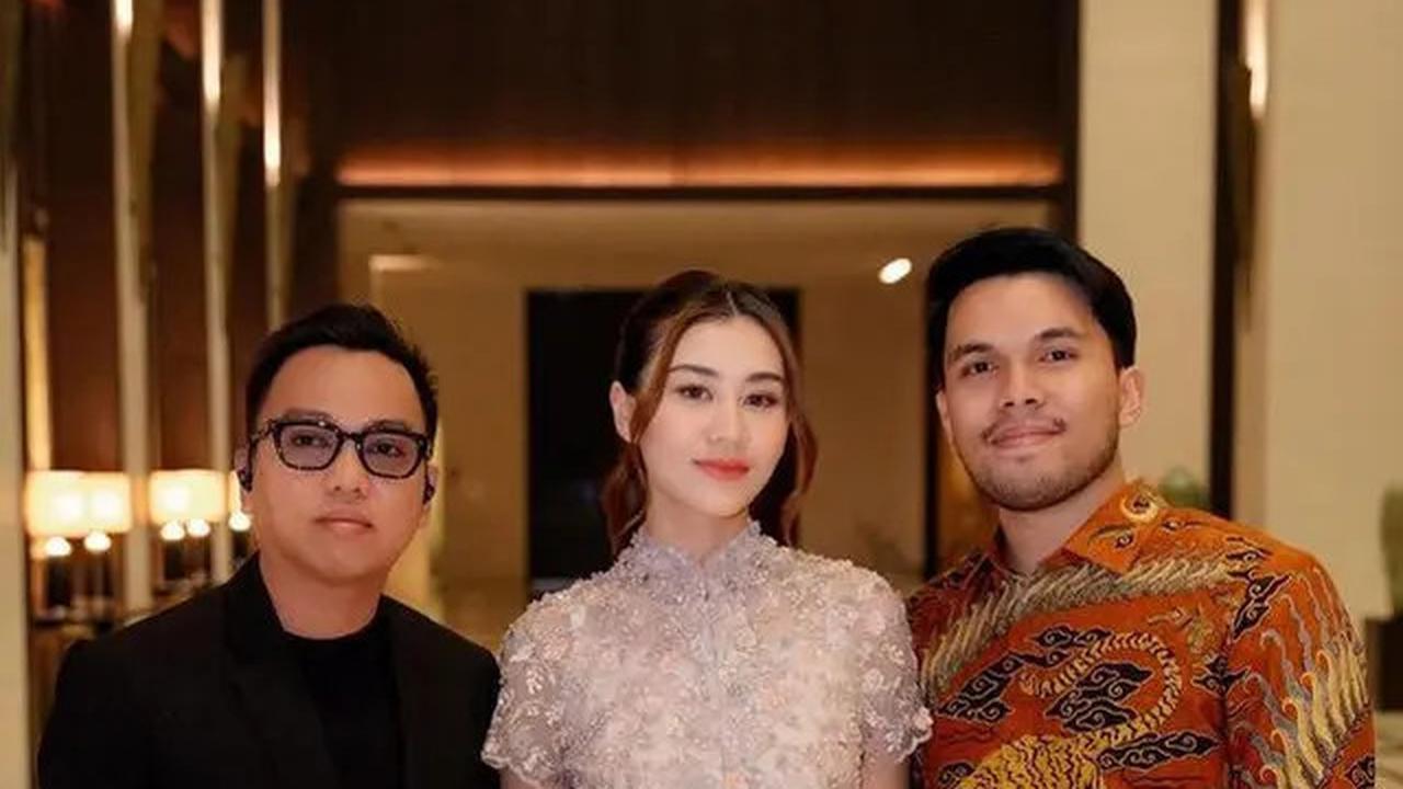 6 Beda Gaya Fuji dan Aaliyah Massaid dengan Tas Mewah di Acara Ngunduh Mantu Kakak Fadil Jaidi