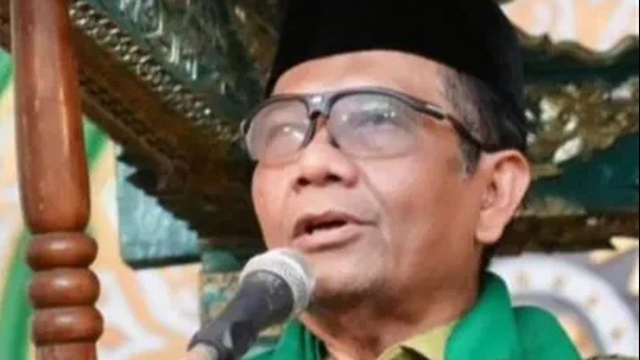 "Sebaliknya, kalau suap dilakukan Tapi kalau nyuap diketahui oleh civil solciety kami yang ditangkap, dipenjarakan. Kalau ndak nyuap ndak dapat, kalau nyuap dipenjarakan. Itu jadi masalah," kata Mahfud.<br>