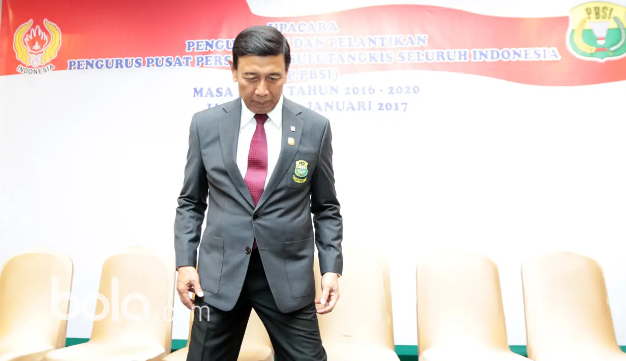 Ketua Umum PBSI, Wiranto bersiap untuk difoto usai pelantikan pengurus PBSI di Senayan, Jakarta, Kamis (19/1/2017). (Bola.com/Nicklas Hanoatubun)