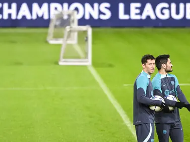 Pemain FC Barcelona Robert Lewandowski (kiri) dan Ilkay Gundogan menghadiri sesi latihan menjelang laga terakhir penyisihan grup Liga Champions di Antwerpen, Selasa (12/12/2023). (Tom Goyvaerts / Belga / AFP)