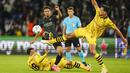 Pemain Paris Saint-Germain (PSG), Warren Zaire-Emery, berebut bola dengan pemain Borussia Dortmund, Mats Hummels, pada laga Liga Champions di Stadion Parc des Princes, Rabu (20/9/2023). PSG menang dengan skor 2-0. (AP Photo/Michel Euler)