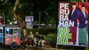 Sebuah spanduk calon presiden/wakil presiden Anies Baswedan dan Muhaimin Iskandar berada di sebuah jalan di Surabaya pada 28 November 2023. (Juni Kriswanto/AFP)
