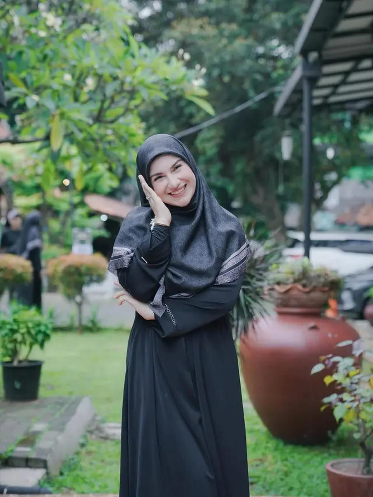 6 Model Gamis Hitam Elegan Irish Bella dan Setelan Hijabnya, Inspirasi Gaya Modis Ibu Muda Usia 30-an di 2025