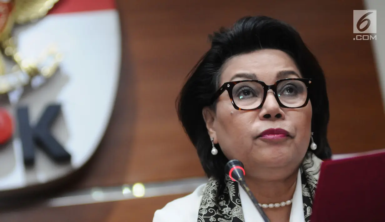 Wakil Ketua KPK, Basaria Panjaitan memberi keterangan penetapan tersangka baru terkait dugaan korupsi e-KTP di Jakarta, Rabu (10/1). KPK menetapkan dua tersangka baru, salah satunya mantan pengacara SN. (Liputan6.com/Helmi Fithriansyah)