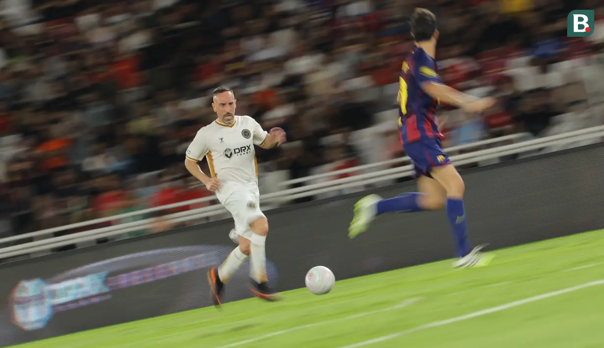 Pemain DRX World Legends, Franck Ribery menggiring bola dalam laga Clash of Legends melawan Barcelona Legends di Stadion Utama Gelora Bung Karno (SUGBK), Senayan, Jakarta, Sabtu (18/04/2026). (Bola.com/Bagaskara Lazuardi)