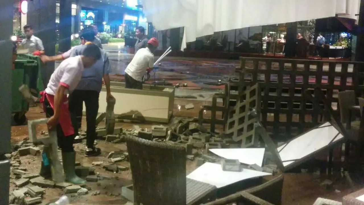 Aeon Mall BSD tersambar petir 