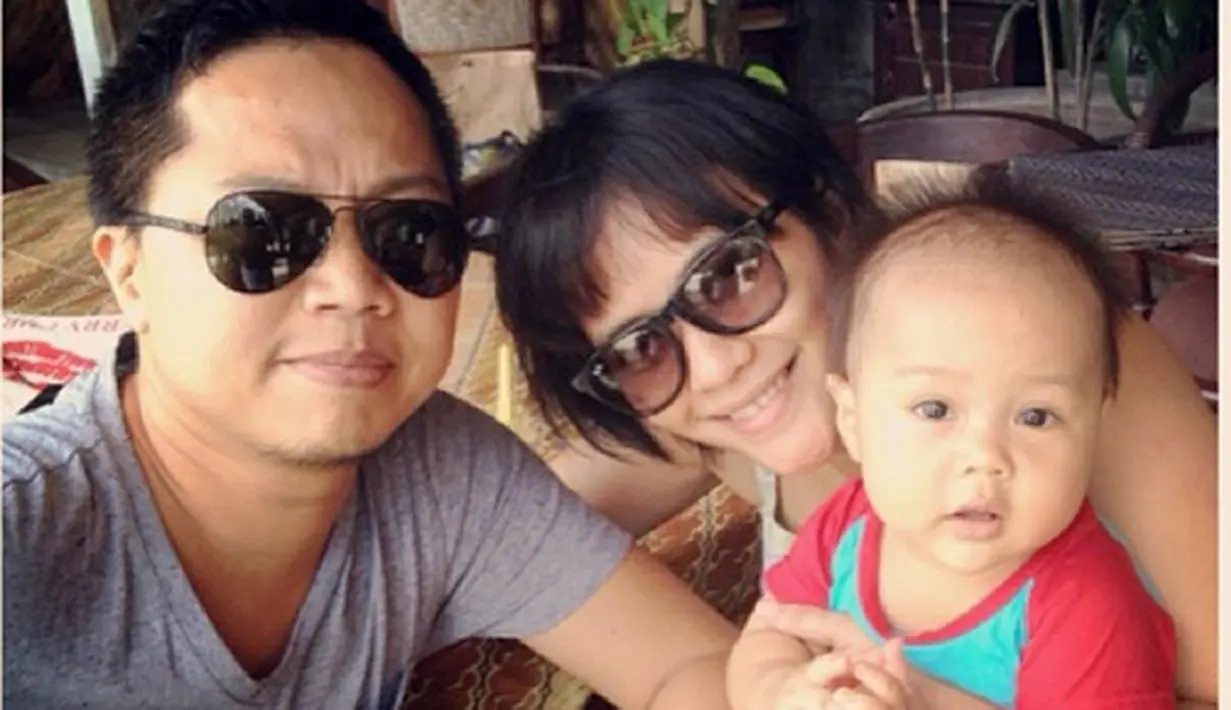Sandhy Sandoro dan Ade Sechan bersama buah hatinya. (Instagram/@mssechan)