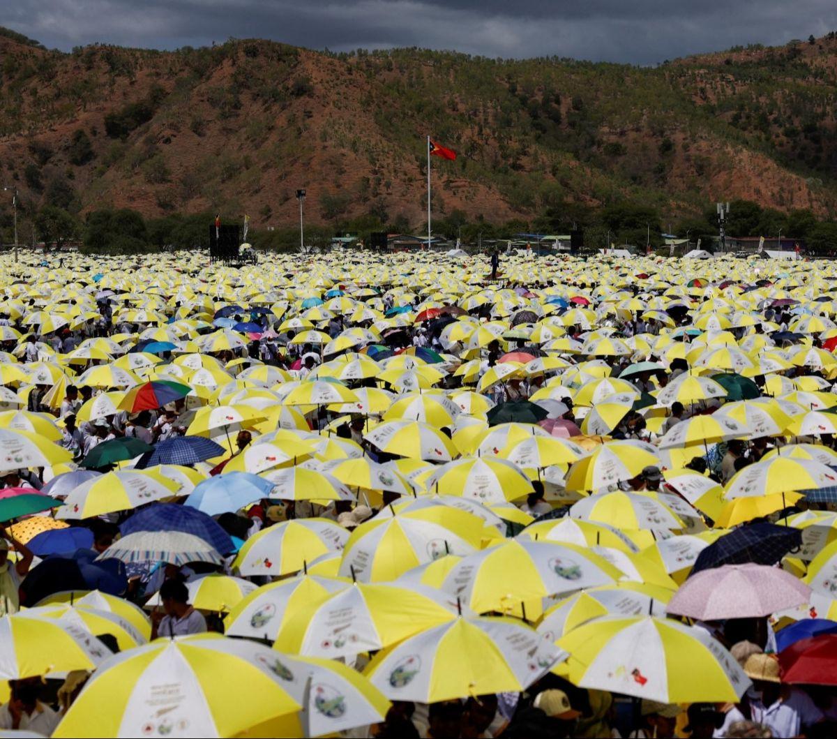 Paus Fransiskus dijadwalkan memimpin Misa Agung di Timor Leste pada Selasa (10/9/2023) sore waktu setempat. Acara sakral ini digelar di Stadion Esplanade of Taci Tolu (Tasitolu), Dili, dan diperkirakan dihadiri 750 ribu umat Katolik negara tersebut. Foto