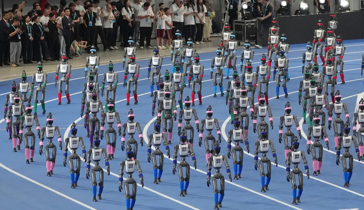 Robot-robot berjalan saat upacara pembukaan World Humanoid Robot Games di Beijing, Sabtu, 22 Agustus 2026. (Foto AP/Achmad Ibrahim)