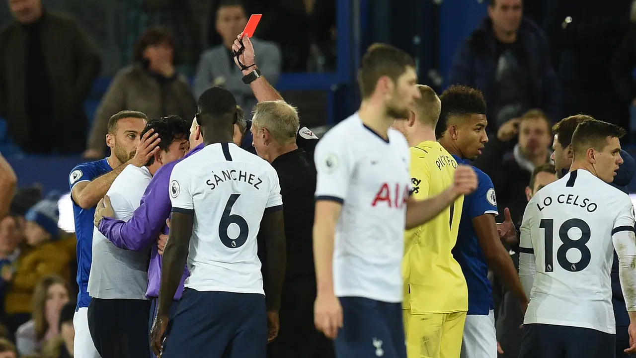 Wajah Menyesal Son Heung-min Usai Bikin Kaki Andre Gomes Patah