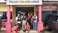 AR ditangkap aparat kepolisian di Kabupaten Ogan Komering Ilir Sumsel, usai melakukan begal sepeda motor menggunakan pistol mainan (Liputan6.com / Nefri Inge)