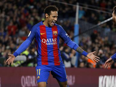 Selebrasi pemain Barcelona, Neymar (kiri) dan Lionel Messi setelah membobol gawang Celta Vigo apada lanjutan La Liga Spanyol di Camp Nou, Barcelona, (4/3/2017).  Barcelona 5-0. (AP/Francisco Seco)