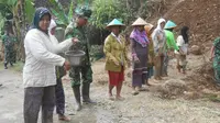 Ibu-Ibu Bantu Tentara Membelah Bukit