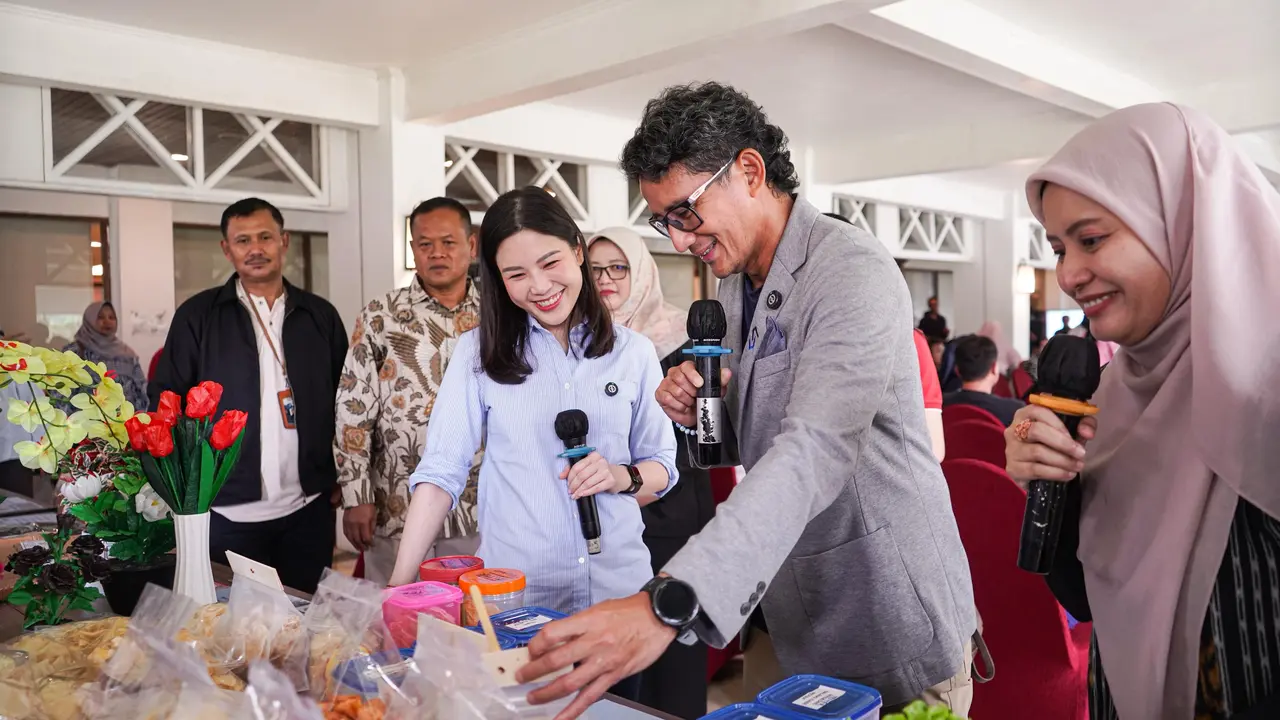 Pendiri Yayasan Indonesia Setara (YIS), Sandiaga Uno mengunjungi mini expo yang menampilkan 35 UMKM peserta program Desa Emas 2025 (Istimewa)