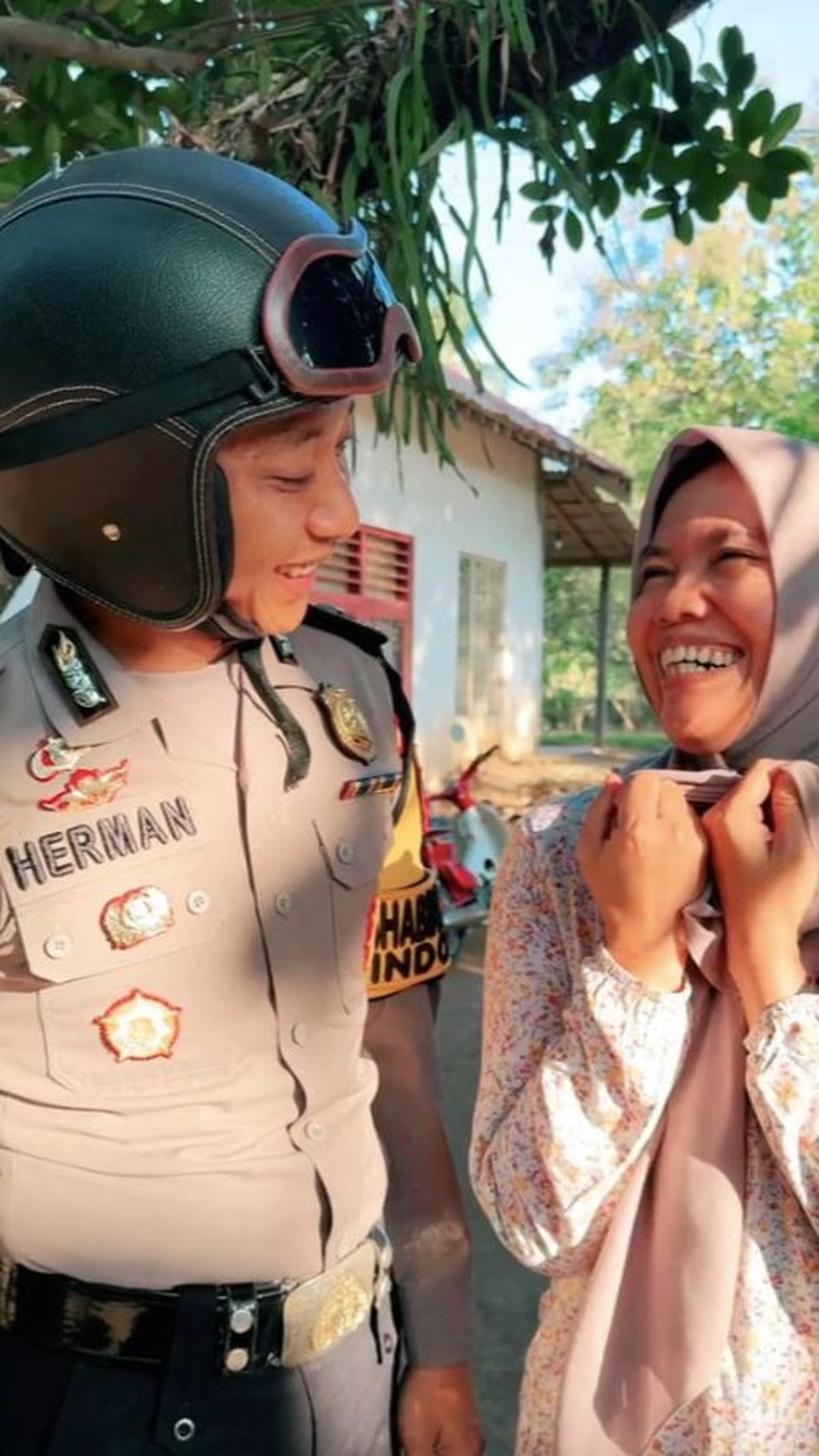 Pak Bhabin Puji Istrinya<br>