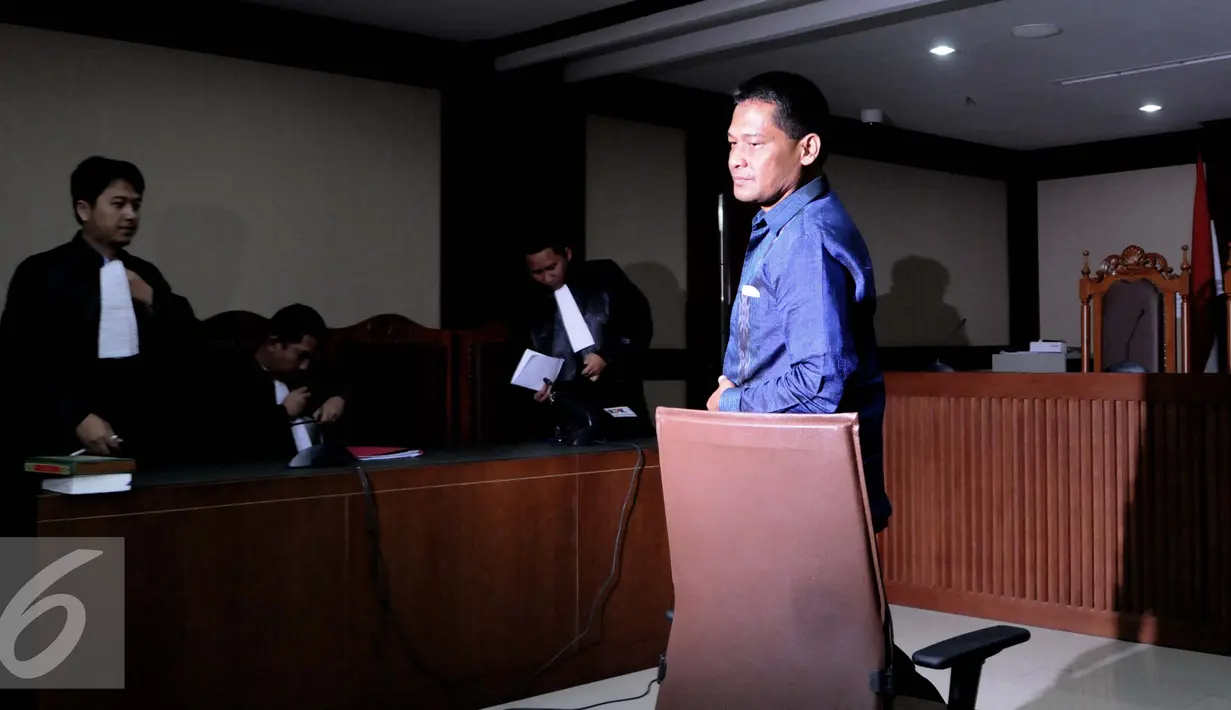  Terdakwa kasus suap perkara hukum yang juga Panitera Pengadilan Negeri Jakarta Utara Rohadi meninggalkan ruangan usai menjalani sidang dengan agenda pembacaan dakwaan di Pengadilan Tipikor, Jakarta, Senin (5/9). (Liputan6.com/Helmi Afandi)