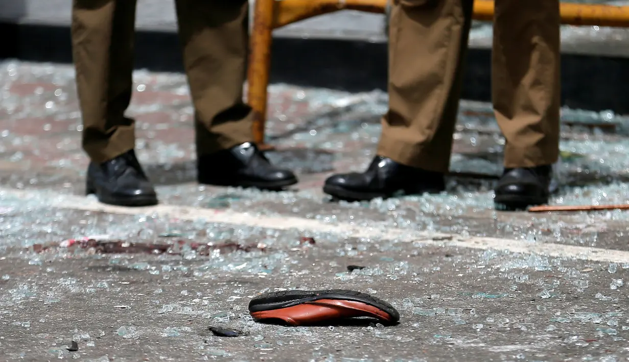 Sepatu korban terlihat di depan Gereja St Anthony's Shrine setelah ledakan di Kochchikade, Kolombo, Sri Lanka, Minggu (21/4). Selain gereja, serangan teror di Sri Lanka juga menyasar tiga hotel yaitu Hotel Shangri La, Cinnamon Grand, dan Hotel Kingsbury. (REUTERS/Dinuka Liyanawatte)
