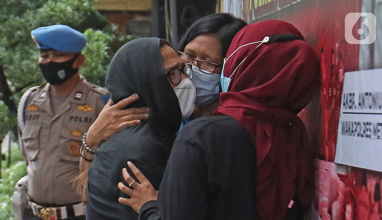 Mantan artis cilik, Ratna Fairuz Albar atau Iyut Bing Slamet dihadirkan dalam kasus dugaan penyalahgunaan narkoba di Mapolres Jakarta Selatan, Sabtu (5/12/2020). Polisi menangkap Iyut Bing Slamet pada Kamis, 3 Desember 2020 malam di rumahnya di kawasan Johar. (Liputan6.com/Herman Zakharia)