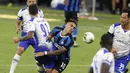 Striker Inter Milan, Lautaro Martinez, terjatuh saat berebut bola dengan pemain Sampdoria, Andrea Bertolacci, pada laga Serie A di Stadion Giuesepe Meazza, Minggu (21/6/2020). Inter Milan menang 2-1 atas Sampdoria. (AP/Antonio Calanni)