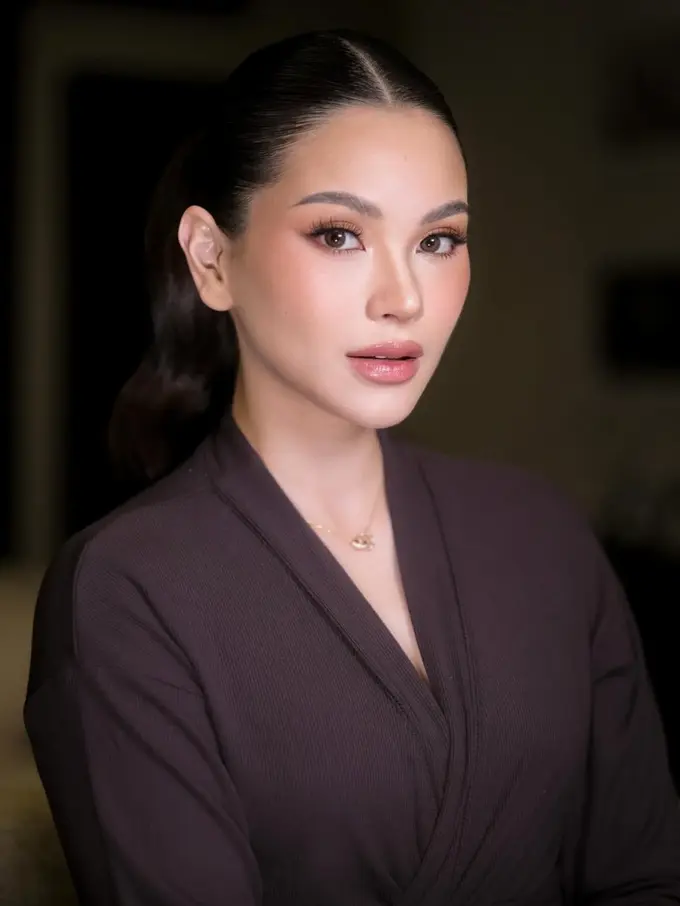 Pancarkan Pregnancy Glow, Pesona Bumil Alyssa Daguise Dipulas Soft Glam Makeup Look