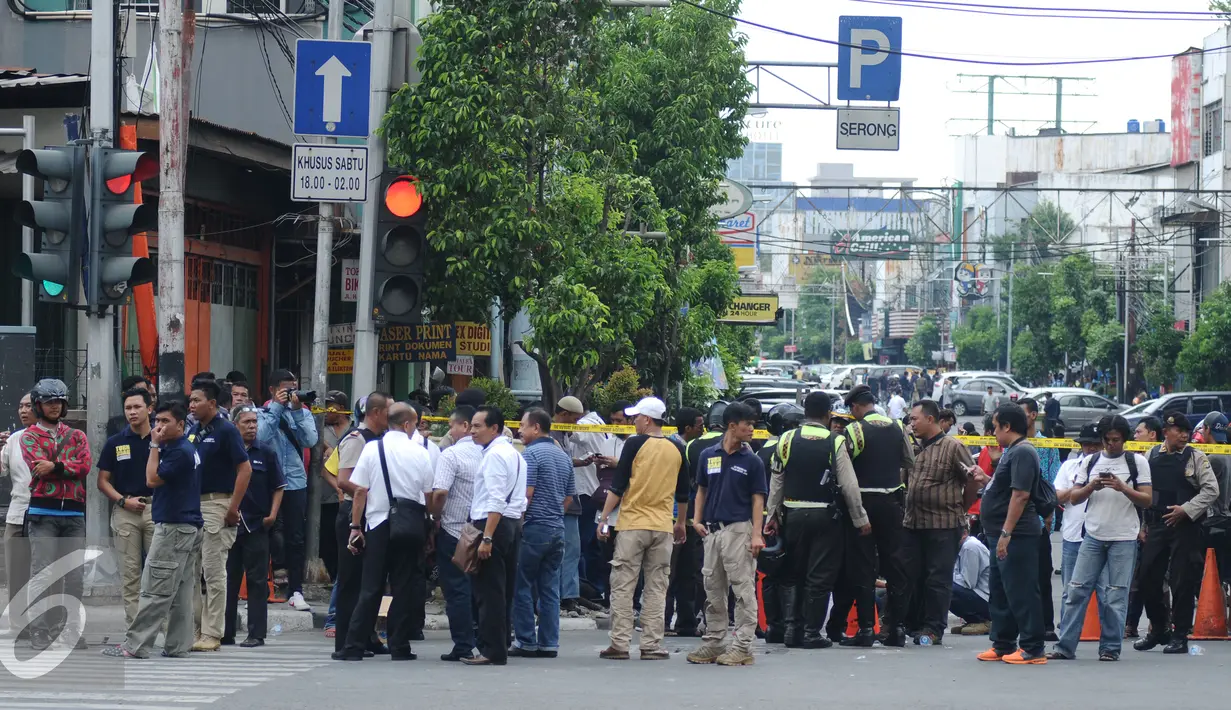 Ratusan warga memadati perempatan jalan Wahid Hasyim Jakarta atau disekitar lokasi tempat pengeboman, Kamis (14/1/2016). Beberapa ledakan dan suara senjata api terjadi di pusat ibukota Indonesia. (Liputan6.com/Helmi Fitriansyah)