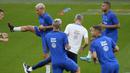 Pemain Prancis, Antoine Griezmann  dan Kylian Mbappe, saat mengikuti sesi latihan jelang laga melawan Jerman pada laga uji coba di Stadion Signal Iduna Park, Jerman, Senin (11/9/2023). (AP Photo/Martin Meissner)