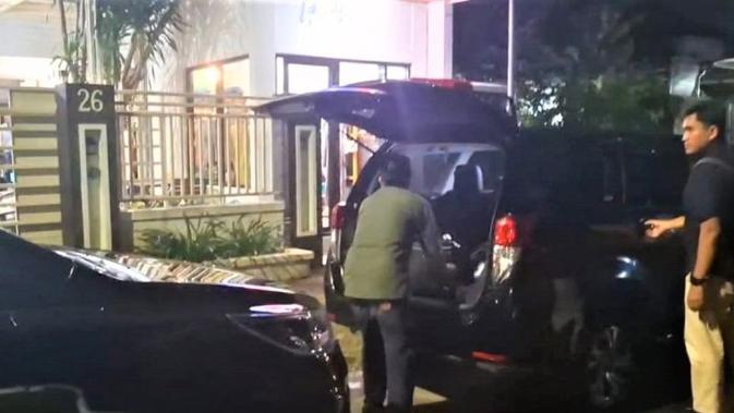 KPK Geledah Rumah Ketua PBSI Madiun, Sita Mobil Mercy dan Pajero